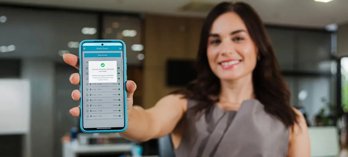 Mulher mostrando o celular com o app Central do Funcionário aberto.